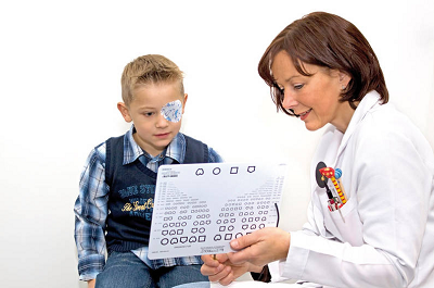 Avila Augenpraxisklinik Beratung mit Kind