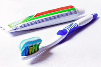 Zahnimplantate Haltbarkeit Zähne putzen