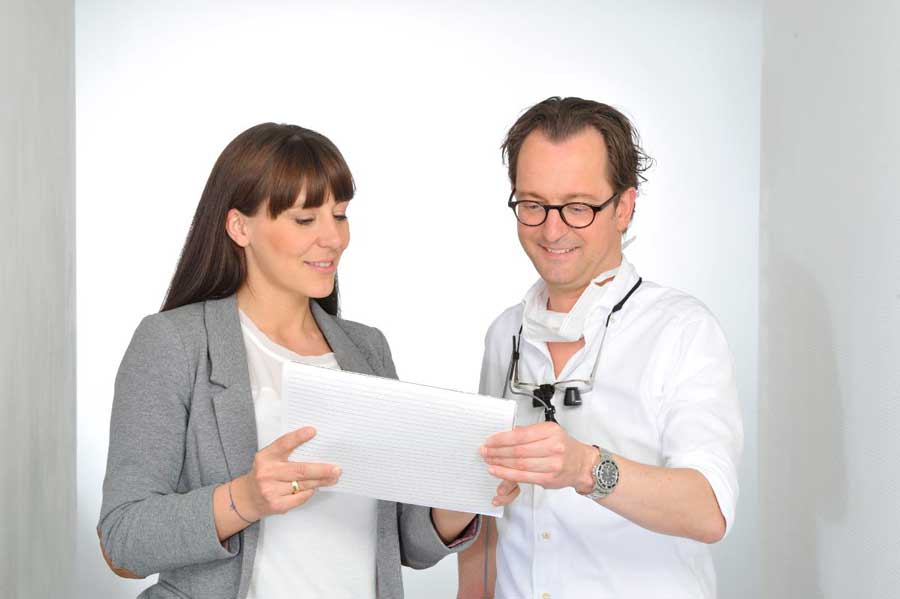 Dr Klaus und Fachangestellte bei Dentalaesthetica in Duesseldorf
