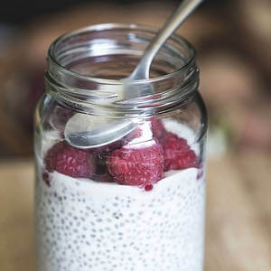 Glutenfreier Chia-Pudding mit Himbeeren
