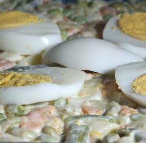 Glutenfreier Gemüsesalat mit Ei und Mayonnaise