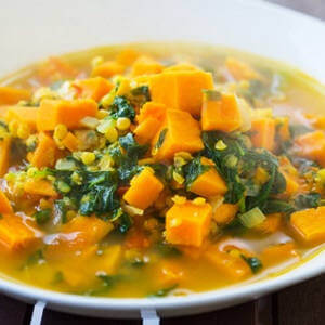 Veganes Kürbis-Curry mit Spinat und roten Linsen