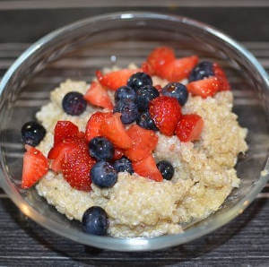 Quinoa Brei mit Mandelmilch und Beeren