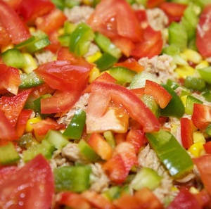 Glutenfreier Tomaten-Thunfisch-Salat mit Lauchzwiebeln