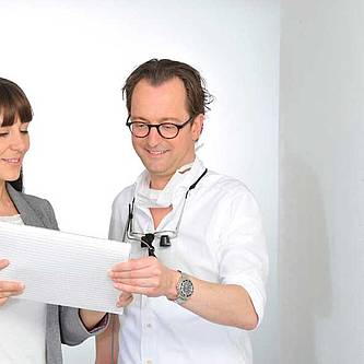 Dr Klaus und Fachangestellte bei Dentalaesthetica in Duesseldorf