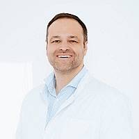 Arzt mit Schwerpunkt Eigenhaartransplantation, Haarbehandlungen & Ästhetische Medizin
