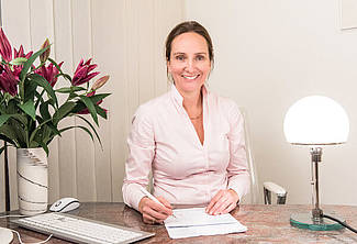 Frau Dr. Hempel in ihrer Praxis