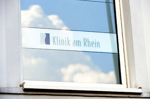 Klinik am Rhein Düsseldorf Schild am Fenster