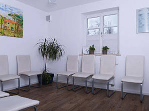 Wartezimmer der Praxisklinik Chirurgie Rottach am Tegernsee