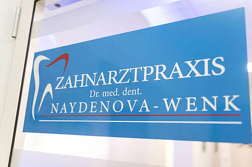 Zahnarztpraxis Naydenova-Wenk Schild
