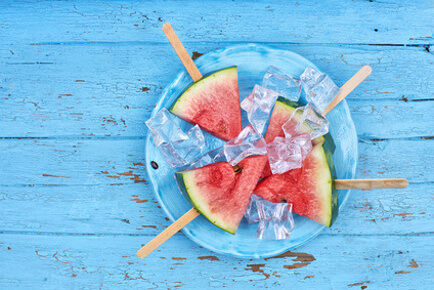 wassermelonen am stiel mit eiswürfeln